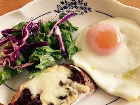 キーマカレーチーズトーストの朝ごはん